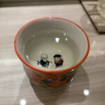 島津 - 外側では七福神がサーフィンをする可愛いイラストの九谷焼。
      お猪口の底では線香花火を楽しんでいます。