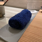 島津 - 握りに切り替わる前に新しいおしぼりの配慮が気持ち良い！色も醤油などの汚れが目立たない紺色。