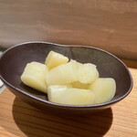 島津 - ガリ
      形を残す生姜の優しい食感から広がるみずみずしさ、酸味もちょうど良いです。