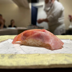 島津 - フエダイ
      東京湾は千葉勝山で揚がった2.5Kの個体。
      シャリの温度と酸味、噛み締めた時の香りの抜け方が良く、ネタの旨みを綺麗に持ち上げてくれる印象。
      シャリの手応えの良さを感じるファーストアタック。