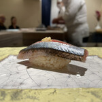 島津 - 秋刀魚
      北海道は根室産。
      肉厚ながらも重力に負けない滑らかなフォルム。その艶やかさを裏切らない秋刀魚の濃厚な旨み、香りの余韻がストレートに美味しさを伝えてくれました！