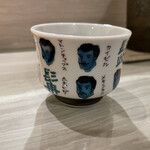 島津 - こちらも先程の同じ作家さんの九谷焼。
      髭のデザインが描かれたおちょこが会話に華を添えます。