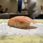 島津 - 鰆
      大阪湾で揚がった鰆は4日間寝かせたもの。
      水分量が多いため強めに〆て、シャリとの綺麗な纏まりを生み出していきます。 同時に上品で淡白なあぶらの旨みをシャリが綺麗に表現！