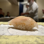 島津 - カワハギ
      大分産の天然物。
      ネタとシャリの間に忍ばせる肝。これが溶けていくと旨みへ絶妙に作用させてコクを高める美味しさ！島津流肝マジック！