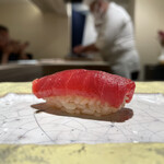 島津 - 赤身
      背中の真ん中のテンパネの赤身。
      写真の右側がそのテンパネにあたるそうです。
      口に入れた瞬間の馴染みよく、赤身の酸味の良さをシャリがしっかり持ち上げ、山葵で綺麗に〆てくれました。