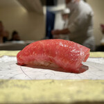 島津 - 中トロ
      フォルム負けしない旨みにあふれ、シャリの温度とトロの脂の融点がジャストな口溶けを表現する素晴らしい一貫でした！