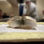 島津 - 小鰭（天草）
      包丁が縦方向に入り強い酸味の広がりとしなやかな身、シャリの酸味と理想的な纏まりを口の中で形成。この時期の丸づけで魚らしい味わいでした。