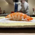 島津 - 車海老（山口県宇部）
      45gで統一された美しい個体。
      ボイル感もちょうどよく島津さんのシャリが海老の甘さを綺麗に立ち上がらせます。