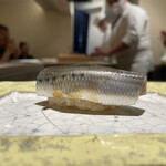 島津 - 小鰯 ※追加
      愛知県は三河湾の小鰯。
      手間のかけられた綺麗な身、噛むほどに旨みが染み渡り、シャリの酸味とのバランスに富んだ良い仕事です。