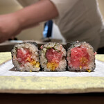 島津 - トロたく巻き ※追加
      華やかな断面から想像できる通りのトロの旨味、たくあんの軽やかな歯応えも絶妙で〆に相応しい巻物でした。