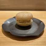 島津 - 黒糖のマカロン
      シャーベット状のシャリっと綺麗な甘いデザート。