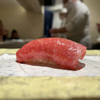 島津 - 中トロ
                    フォルム負けしない旨みにあふれ、シャリの温度とトロの脂の融点がジャストな口溶けを表現する素晴らしい一貫でした！