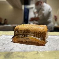 島津 - 穴子（対馬）
                      甘めに炊いてさっと焼き上げた香ばしさが抜群！
                      ふわっとエアリー感から広がる落ち着きのある甘み、塩で穴子らしい輪郭がキリッと顔を覗かせます。
                      塩だからこそ表現できる素晴らしい一貫でした！