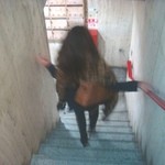 リューズバー - 階段を下りる彼女