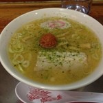 龍上海 - 赤湯からみそミニラーメン。好みで辛味噌をスープに加えて食べるのも楽しい。