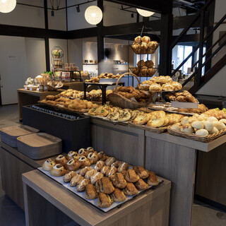 Creating a ``happy dining table with bread'' that overflows with deliciousness and smiles on the dining table