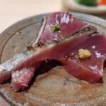 鮨みやもと - 戻りカツオ（藁で燻してあります）