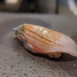鮨みやもと - シマアジ　熟成されて旨味が素晴らしい