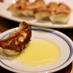 餃子とスパークリング バブルス - オリーブオイルと塩で