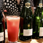 餃子とスパークリング バブルス - クセになるトマトサワー