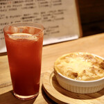 餃子とスパークリング バブルス - クセになるトマトサワー