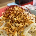 ラーメン もっけだの - 青唐味噌まぜそばヤサイマシマシ、ニンニクマシマシ、ネギのトッピング