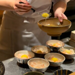 日本料理FUJI - 卵黄を掬う店主