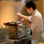 日本料理FUJI - すっぽんを炭焼にて、刷毛でタレを塗る店主