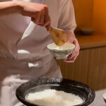 日本料理FUJI - にえばなをよそう店主