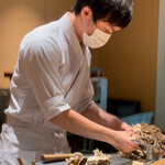 日本料理FUJI - 舞茸を手で割く店主