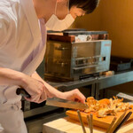 日本料理FUJI - 焼を終えて切り分ける店主