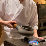 日本料理FUJI - 胡麻を焙煎する助手