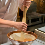 日本料理FUJI - バトンを受けて胡麻を磨る店主