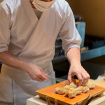 日本料理FUJI - 炭焼を終えて鉄串を抜く店主