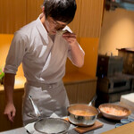 日本料理FUJI - 一番出汁の香りを確認する店主、御姿実に絵になります‼︎