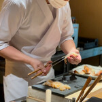 日本料理FUJI - 殻から剥がされる炙りたての伊勢海老