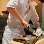 日本料理FUJI - 伊勢海老に包丁を入れる