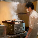 日本料理FUJI - 炭焼にすると舞茸の香りがもくもくと上がり思わず団扇の店主