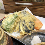 Honkakuha Hakata Udon Hasida Taikiti - さっくり軽く揚がった野菜天。結構ボリュームあります。