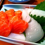 お刺身でサーモンとイカ