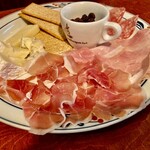 Osteria Cocogoloso - イタリア産生ハム・サラミ・チーズ盛り合わせ