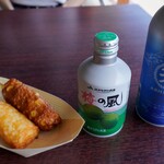 かまぼこの里 鈴なり市場 - 店前のテーブルで軽食です