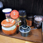 Mendokoro Kiraku - 卓上にはそれぞれの調味料などが用意されております。