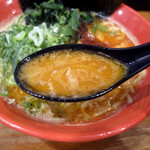 Mendokoro Kiraku - スープは家系の濃厚豚骨スープに海老味噌を混ぜ合わせた物。