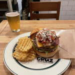 CRUZ BURGERS & CRAFT BEERS - 【LTD BURGER】
      『もち豚ベーコン＆サルサフレスカ＆チェダーBURGER¥1,720』