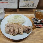 ブタとエスプレッソと - トンテキカレー、ソースポットや型抜きしたライスも今や珍しい