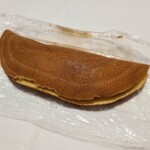 藤澤製菓 - 三日月饅頭粒あんです。