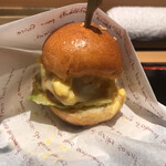 鳥匠 いし井 - 今月のバーガーは鶏ハンバーグを使った王道のデミ玉チーズ♪やっぱり特大で食べたい！という気持ちは前回同様でした！