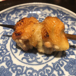 鳥匠 いし井 - 非常に手間の掛かっている一串！骨周りの手羽の肉を一口でパクリッ♫口福が迸りました(^^)