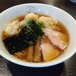 八雲 - 特製ワンタン麺ハーフ黒だし